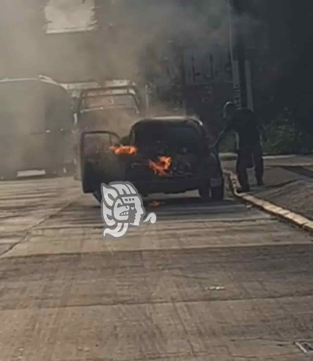 Se incendia vochito en conocida avenida de Xalapa