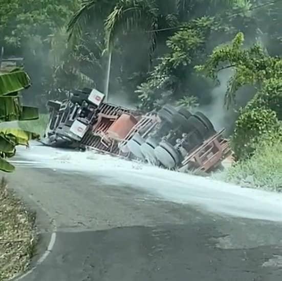 Vuelca camión en carretera estatal Misantla a Martínez de la Torre