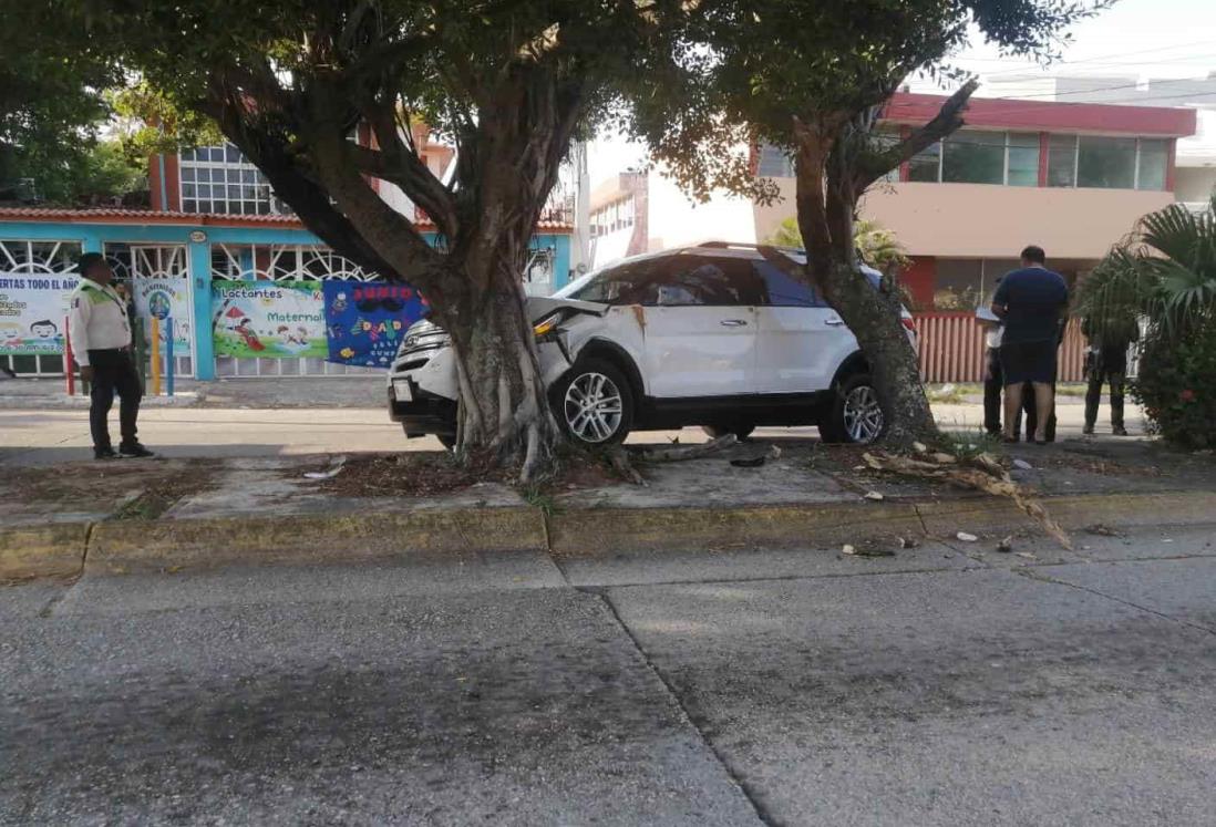 Por evitar choque, camioneta termina sobre camellón en Coatza