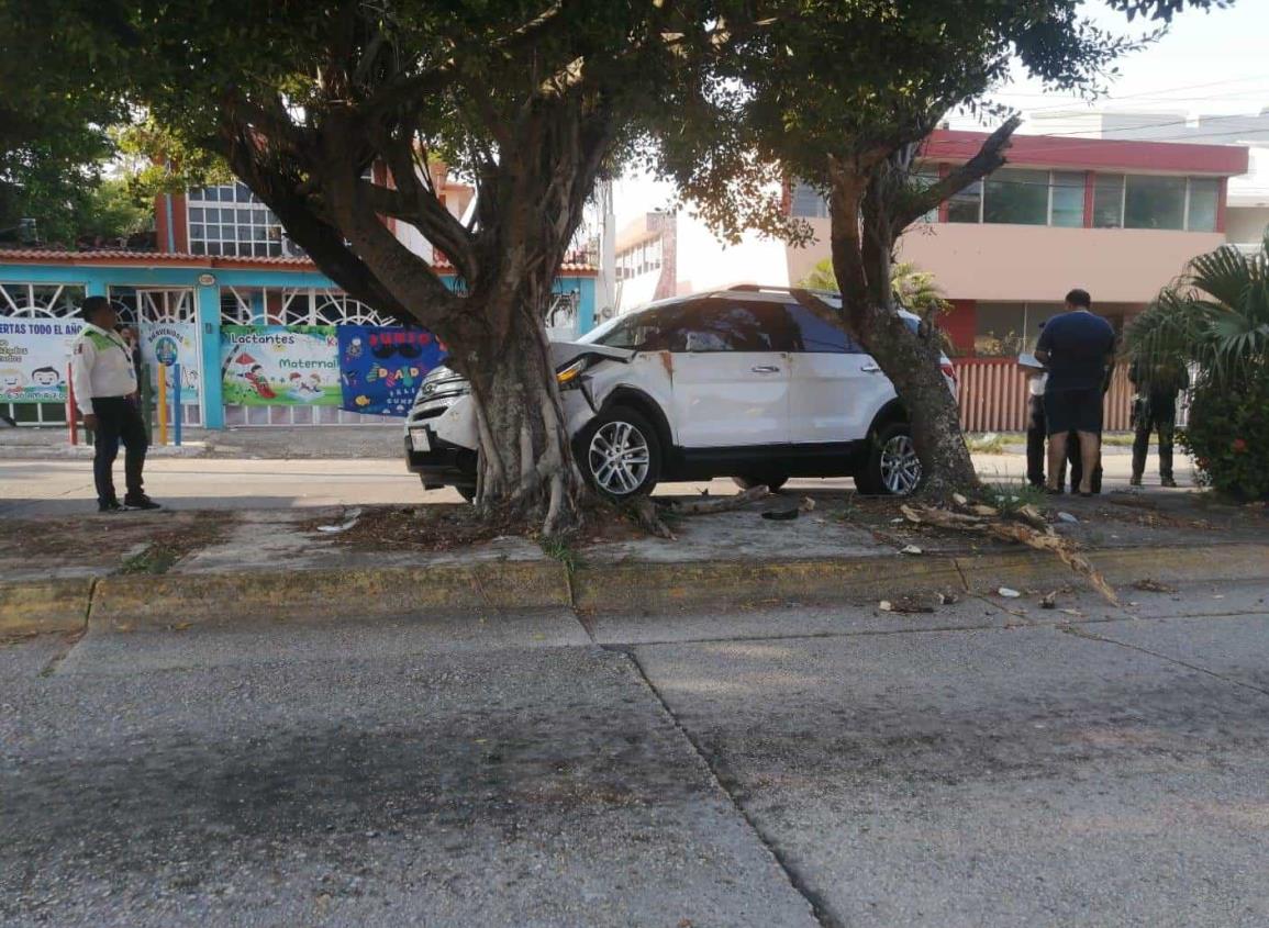 Por evitar choque camioneta termina en el camellón central en la Petrolera