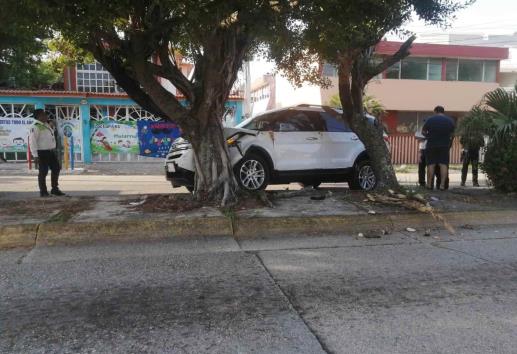 Por evitar choque, camioneta termina arriba de camellón