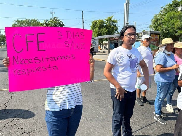 Bloquean avenida Díaz Mirón por falta de luz desde hace 3 días