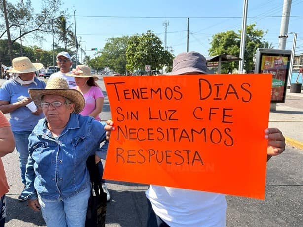 Bloquean avenida Díaz Mirón por falta de luz desde hace 3 días