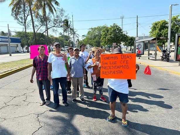 Bloquean avenida Díaz Mirón por falta de luz desde hace 3 días