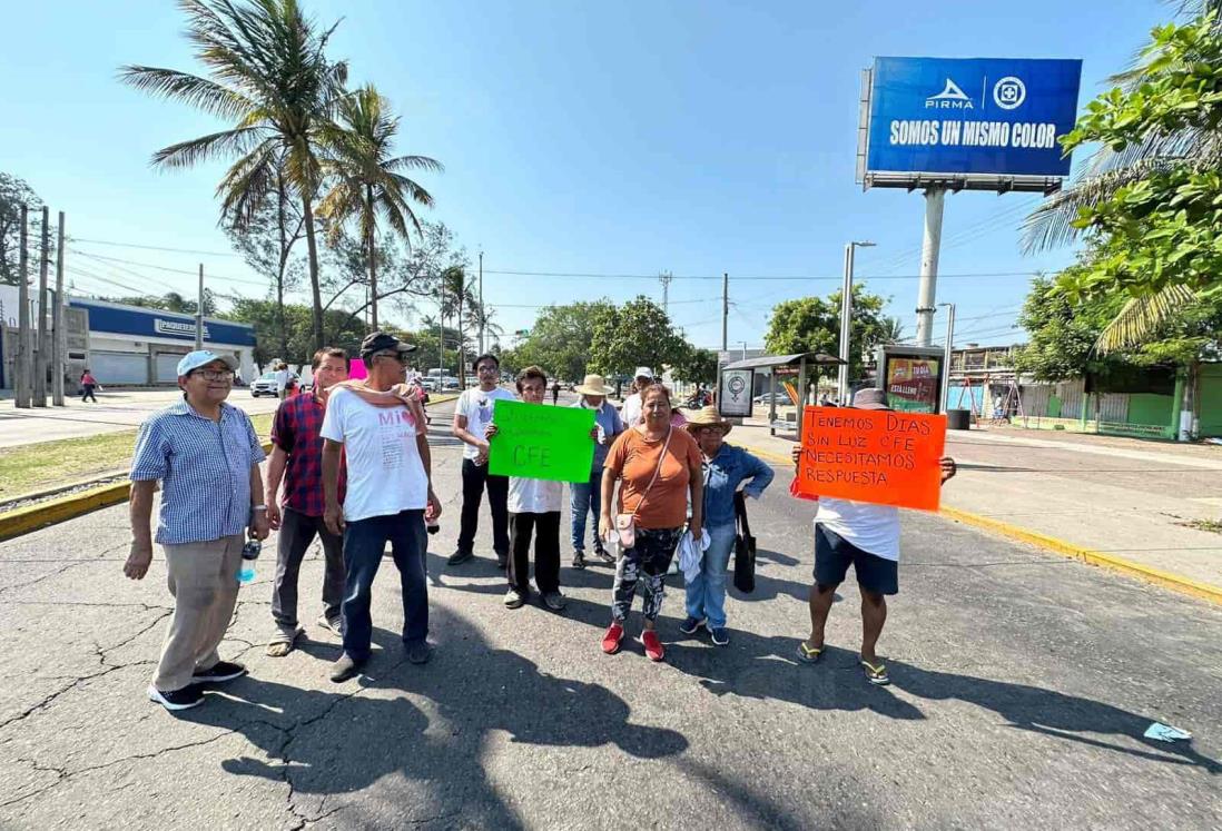 Bloquean avenida Díaz Mirón por falta de luz desde hace 3 días