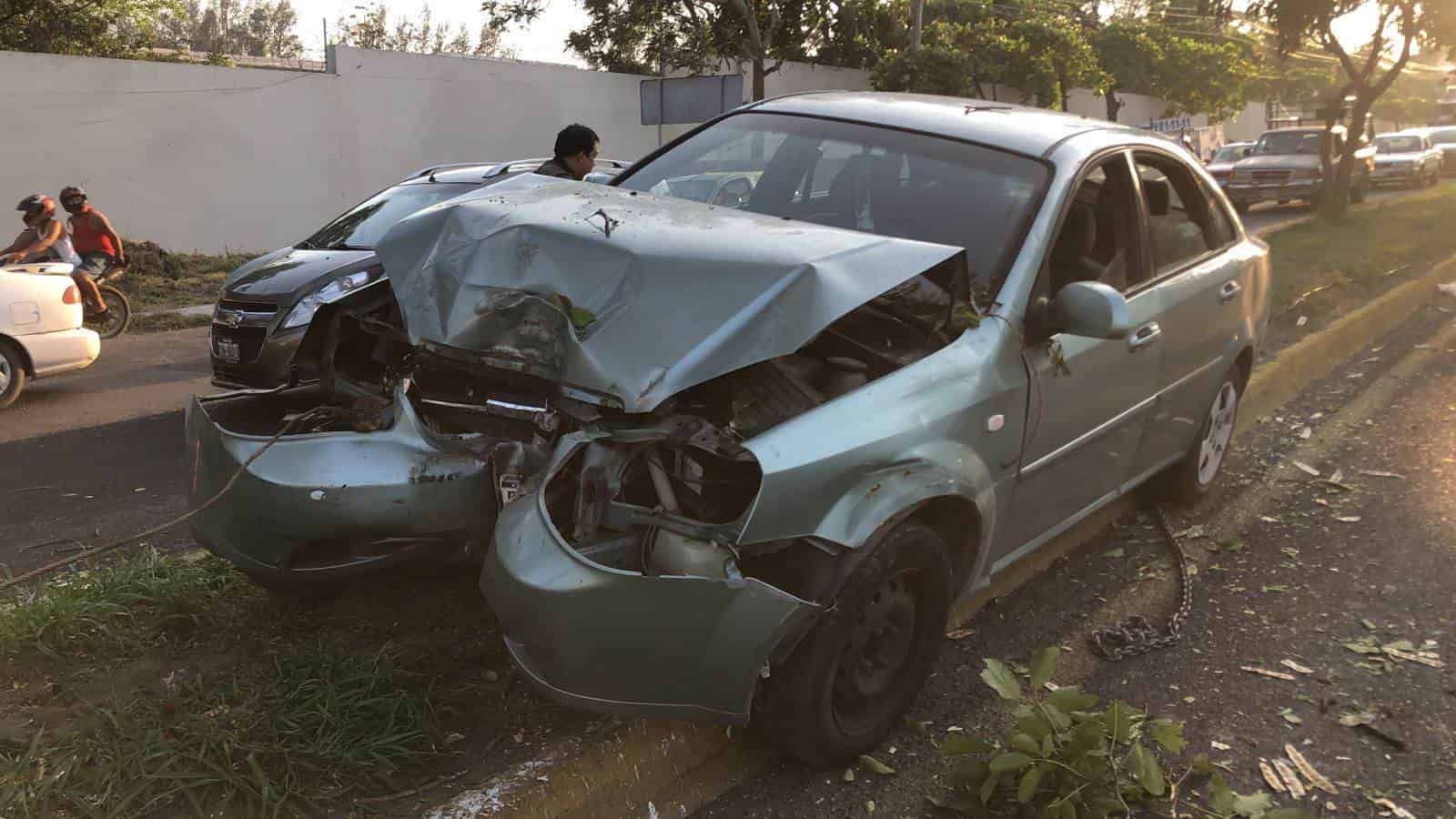 Automovilista se queda dormido y se impacta contra árbol en Veracruz(+Video)