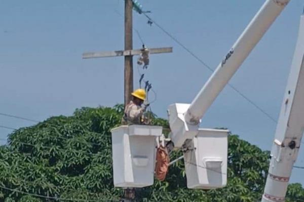 Al fin CFE atiende exigencias de vecinos de Allende y colocan nuevos transformadores