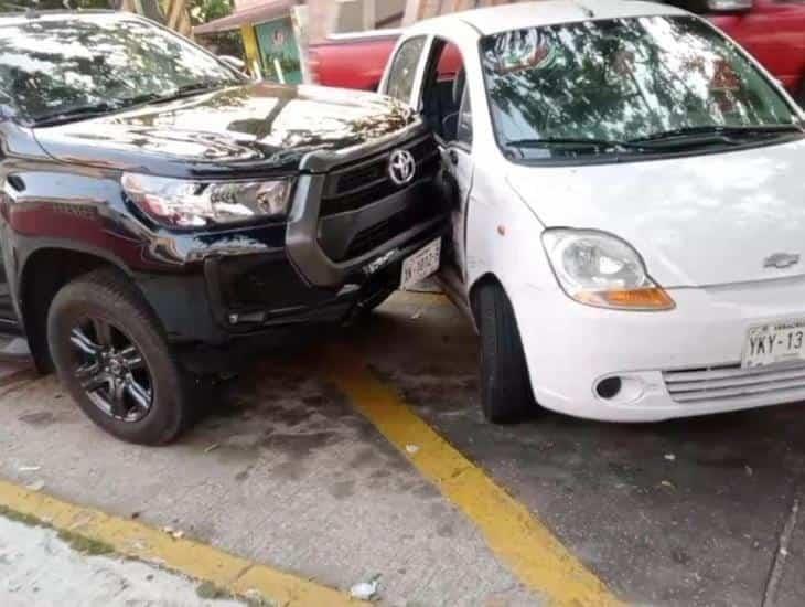 Automóvil se impacta contra otra unidad estacionada en Coatzacoalcos