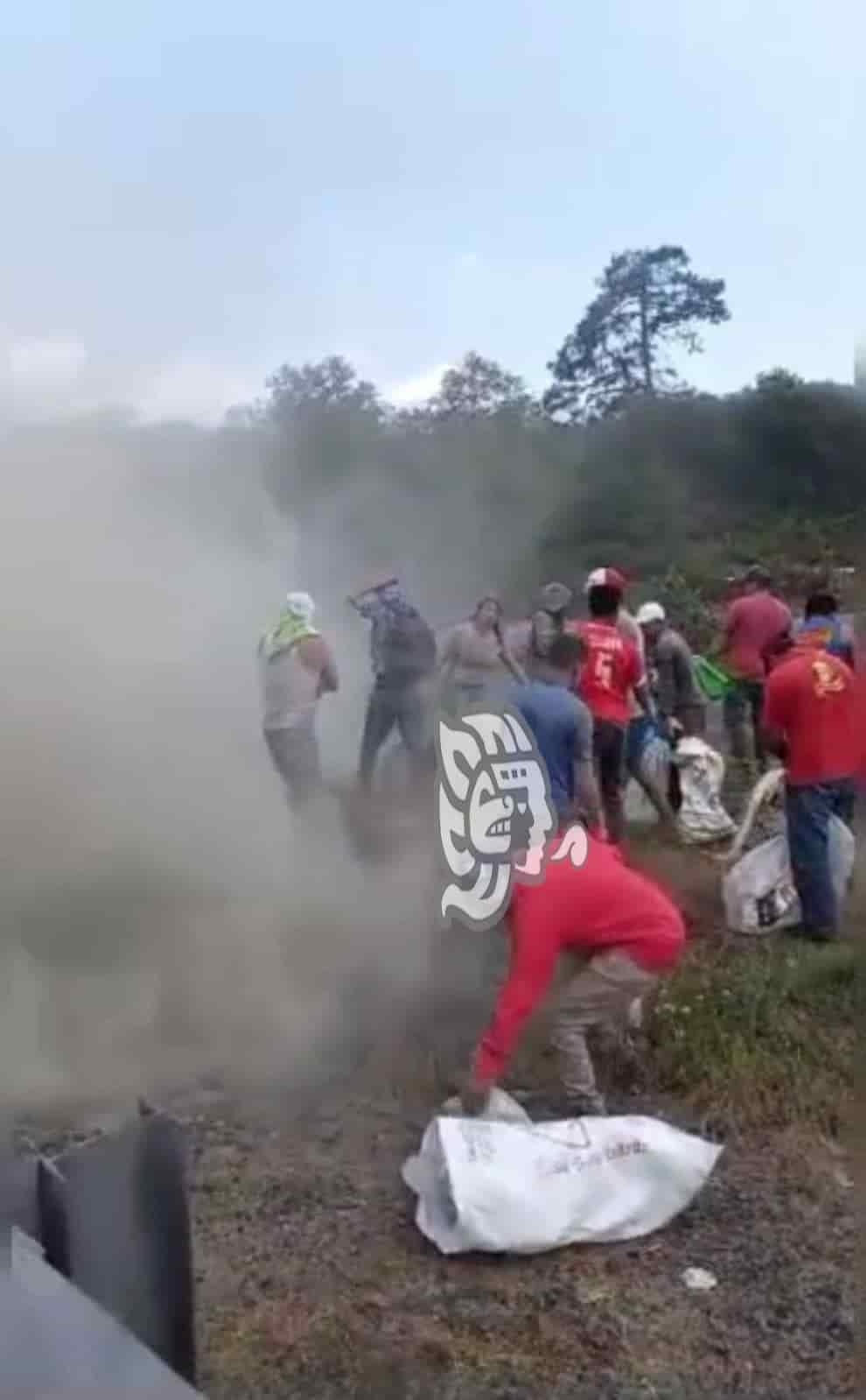 Policías de Veracruz se niegan a detener saqueo de carga en Tlacolulan