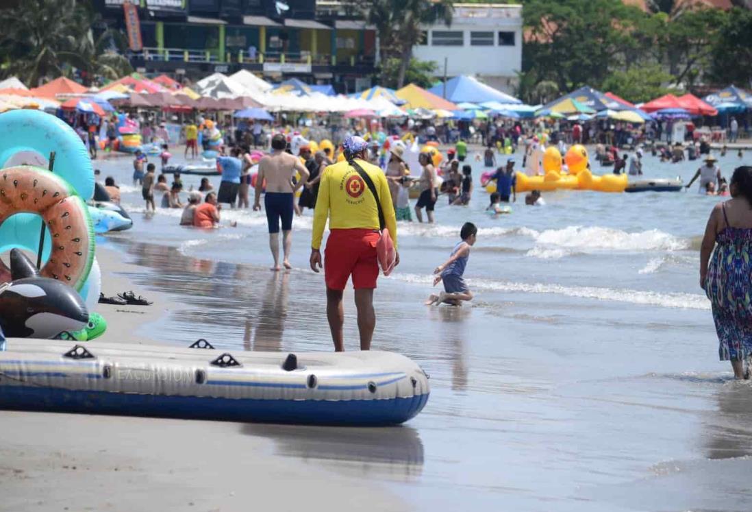 Ola de Calor: Con más de 40 grados, turistas acuden a playas de Veracruz (+Video)