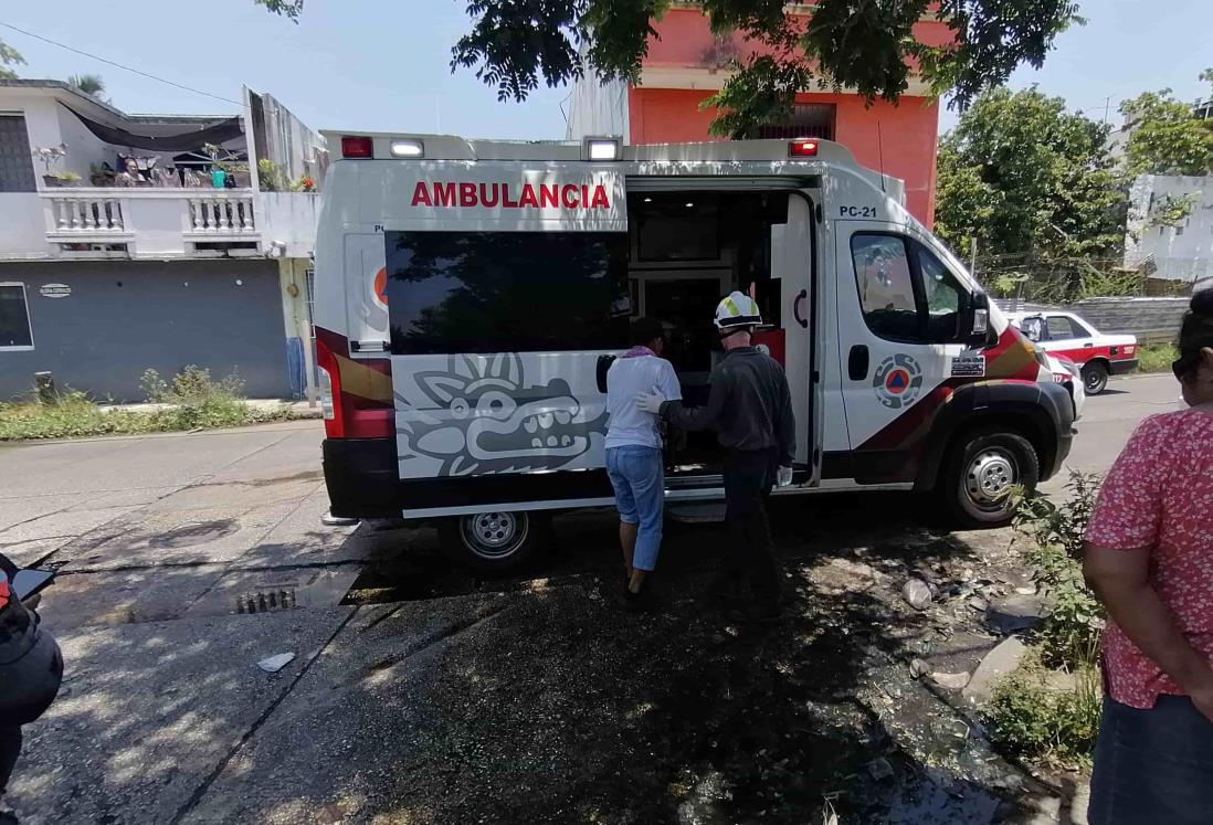 Taxi impacta a motociclista en colonia de Coatzacoalcos