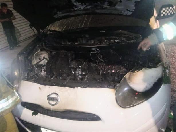 Se incendia taxi en calles de Xalapa