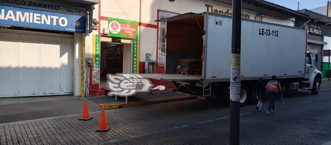 Denuncian a tienda que se adueñó de banqueta en Xalapa