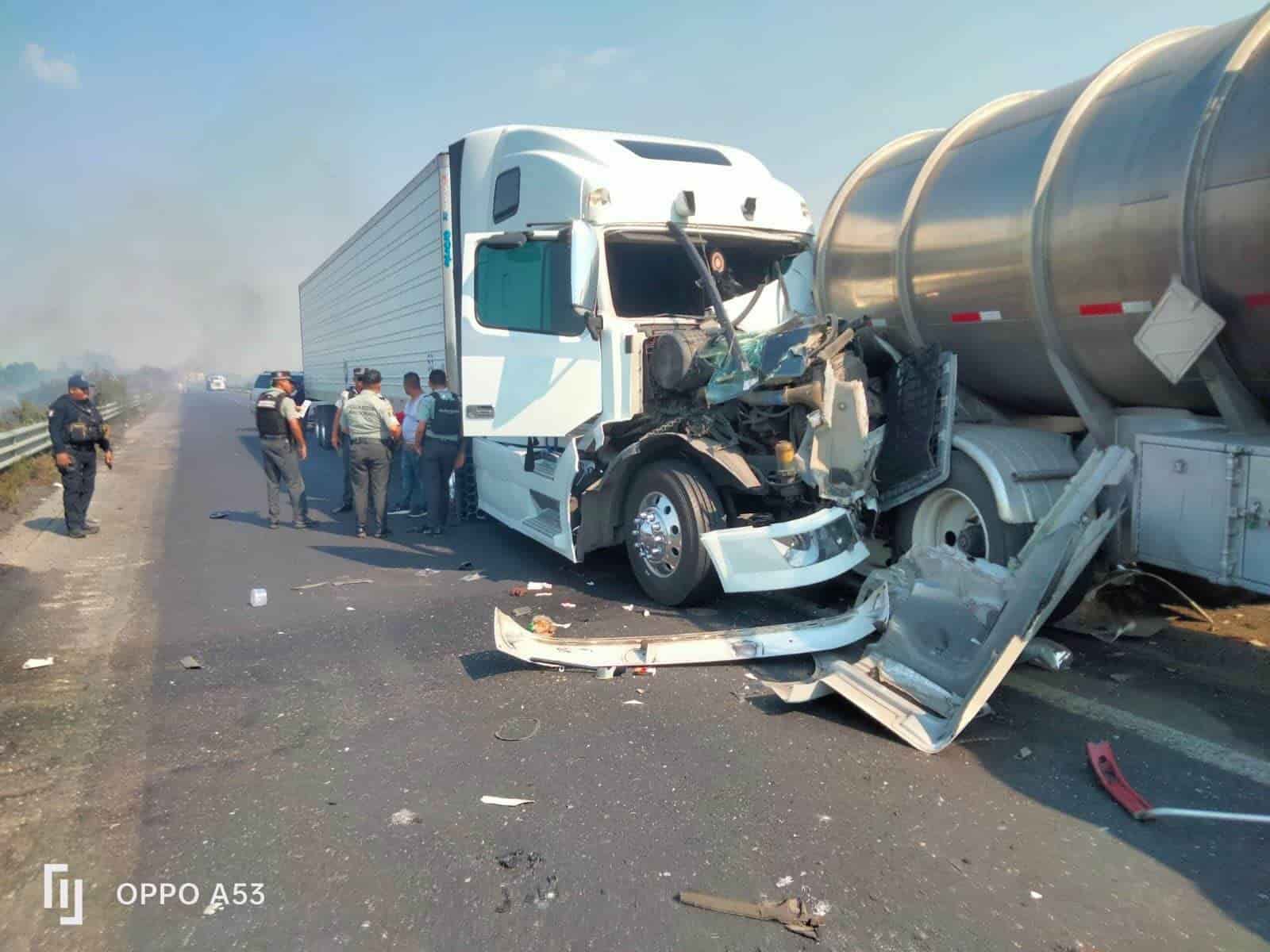 Un muerto y dos heridos por carambola en autopista La Tinaja-Cosoleacaque