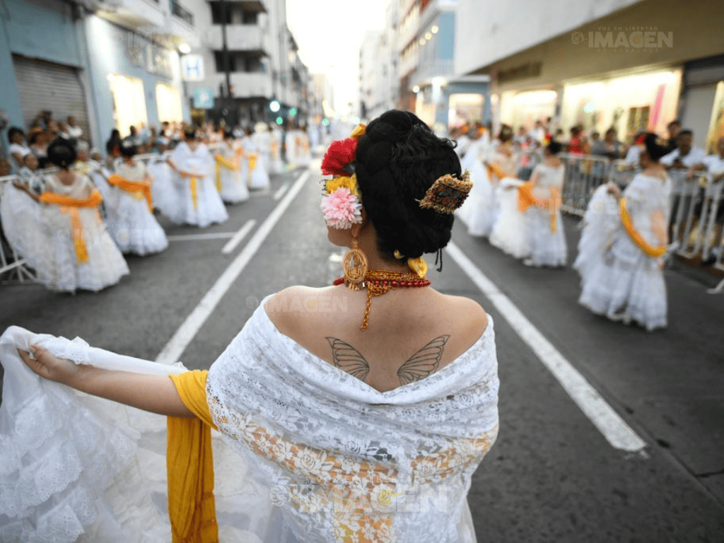 Celebran segundo gran papaqui del Carnaval en centro de Veracruz