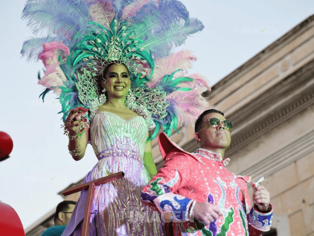 Celebran segundo gran papaqui del Carnaval en centro de Veracruz