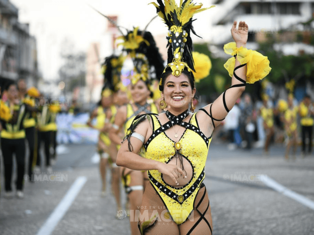 Celebran segundo gran papaqui del Carnaval en centro de Veracruz