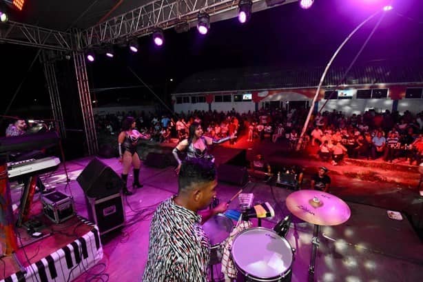 Con baile y rifa de regalos celebran el Día del Padre en Medellín