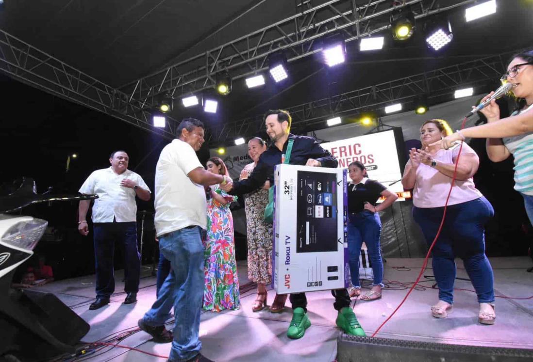 Con baile y rifa de regalos celebran el Día del Padre en Medellín