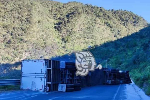 Tráiler fuera de control vuelca  y genera caos en la autopista Córdoba-Puebla