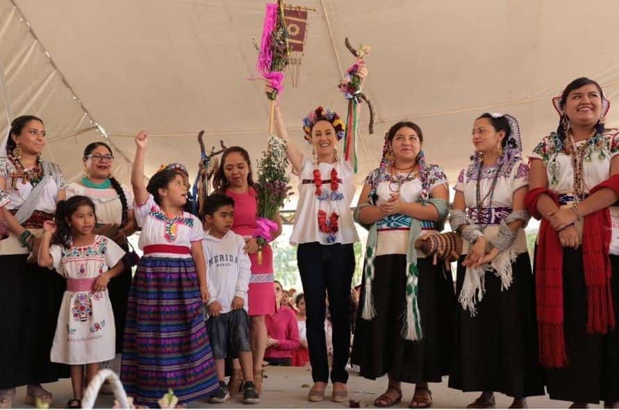 Claudia Sheinbaum recibe bastón de mando de pueblos originarios