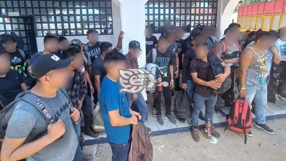 Rescatan a 129 migrantes en el sur de Veracruz