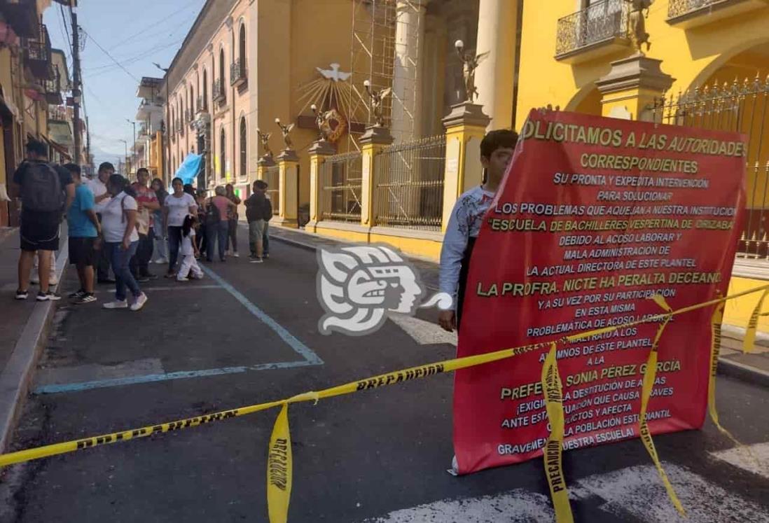 Permanece tomada Bachilleres de Orizaba; alumnos exigen diálogo (+Video)