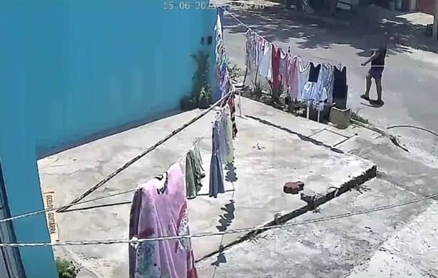 ¡Lady Tendederos! Captan a mujer robarse ropa colgada en casas de Veracruz