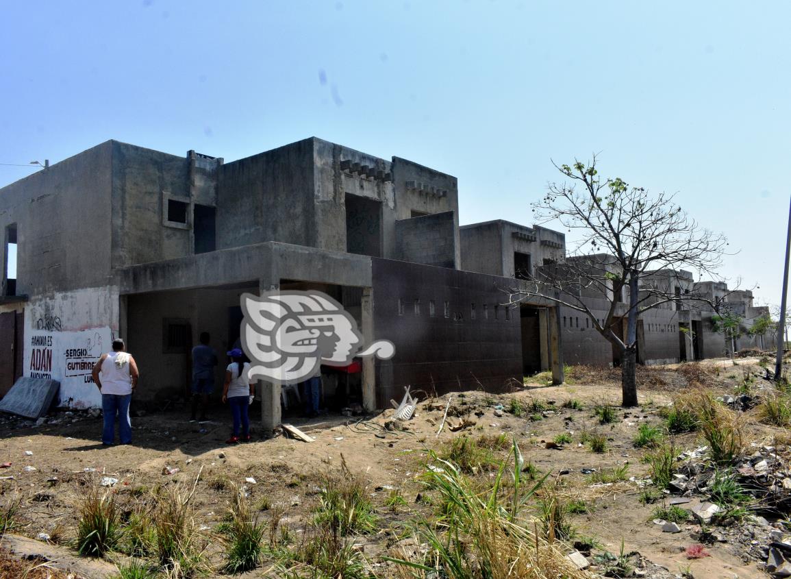 Familias del poniente de Coatzacoalcos pasan penurias por calor y desabasto de agua