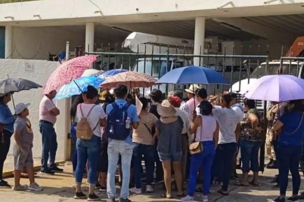 Se manifiestan frente a CFE; continúan fallas eléctricas en villa Allende (+video)