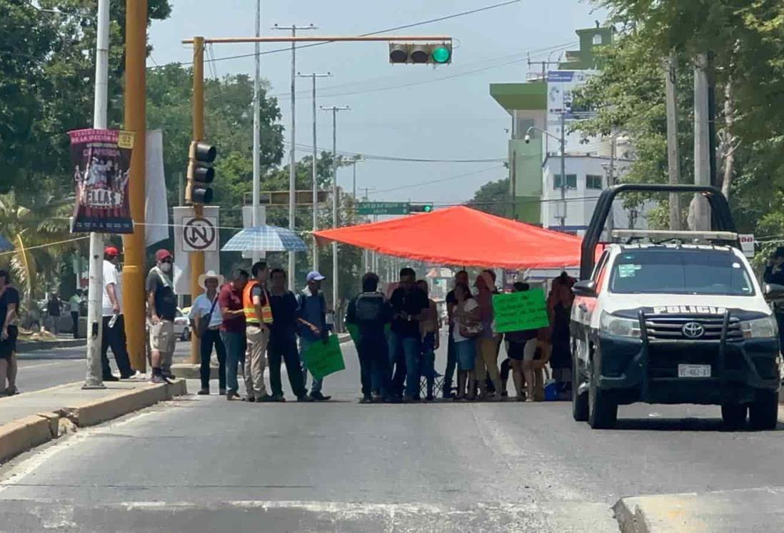 Bloquean bulevar en Poza Rica por exigencia de liquidaciones de expolicías (+Video)