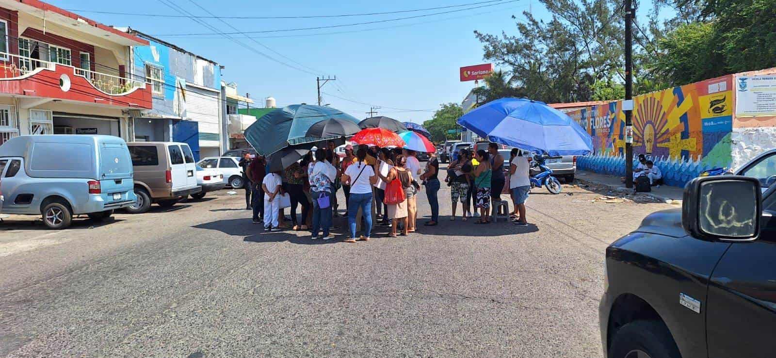 “Fuera la directora”; exigen alumnos y padres de familia de la escuela Arroyo Flores, en Veracruz