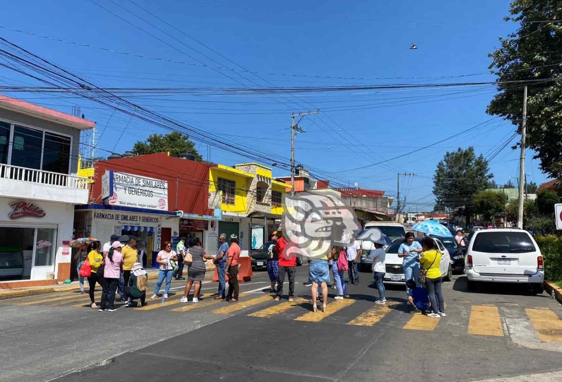 Bloquean carretera de Banderilla por falta de agua