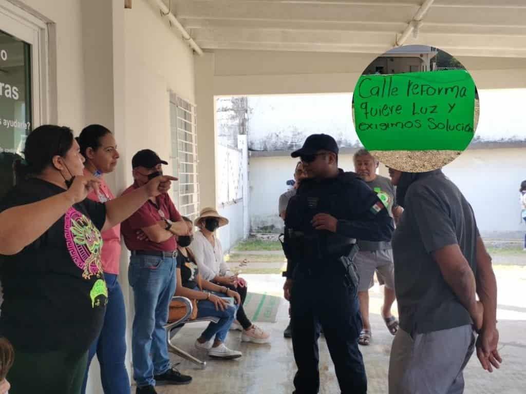 Tiran comida descompuesta en oficinas de CFE; van 5 días sin luz en Nanchital