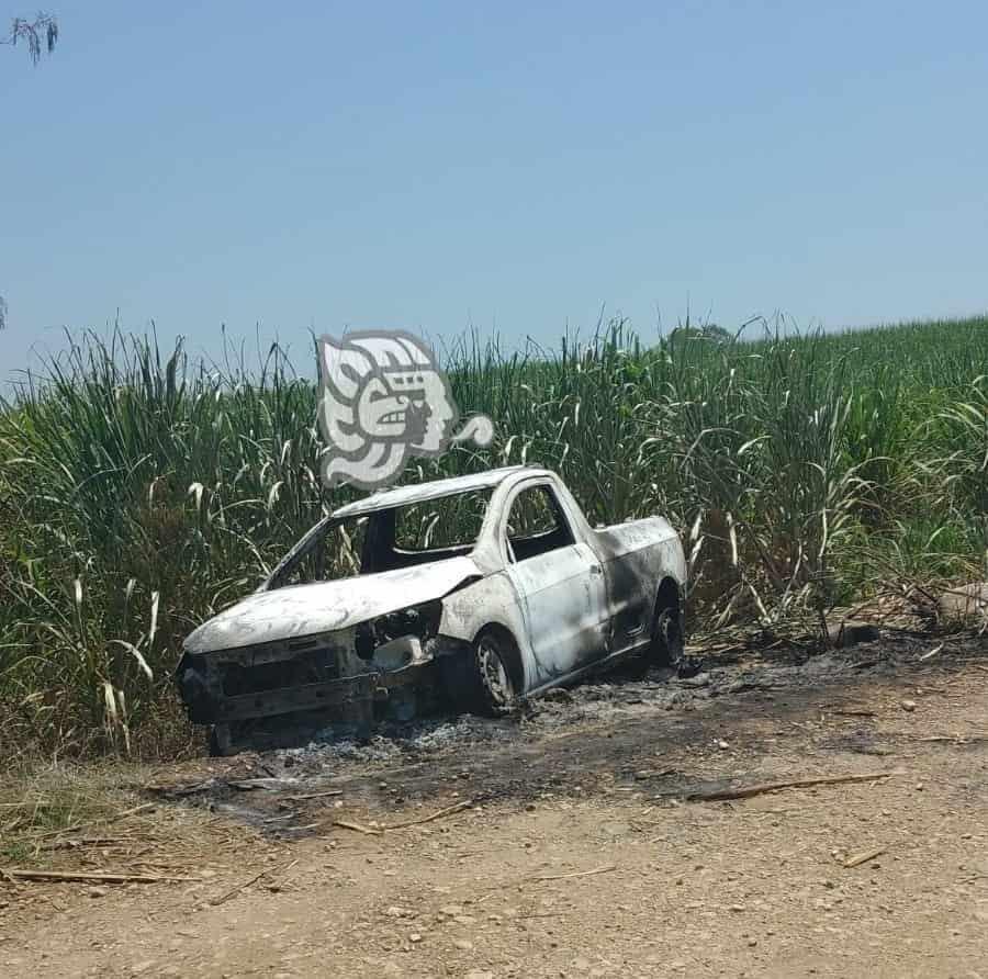 Encuentran camioneta calcinada en cañales de Cuitláhuac