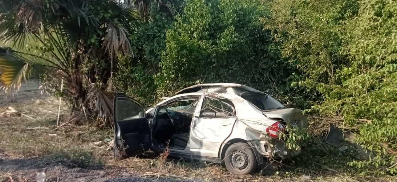 Vuelca automóvil en Tres Valles; tripulantes lograron salir