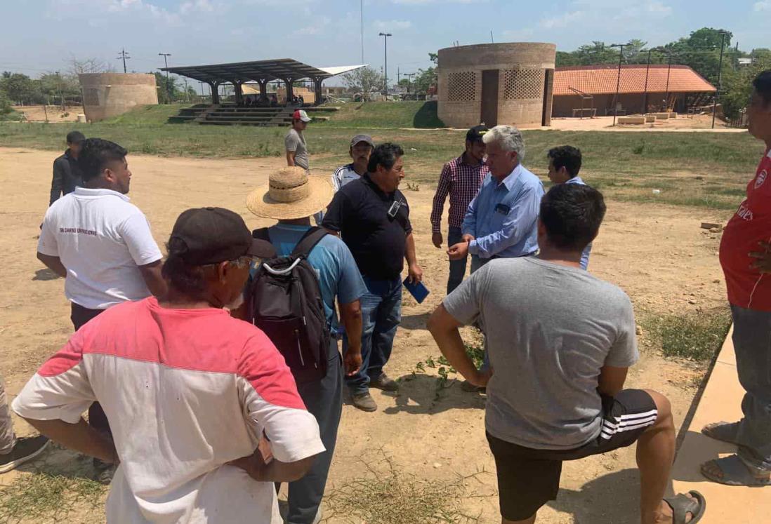 Deportistas inconformes paran obras de reconstrucción de unidad deportiva de Sayula de Alemán