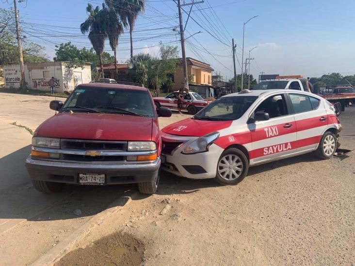 Trailero provoca severos daños en Sayula de Alemán