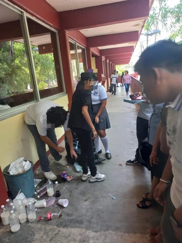 Rodeados de basura y pocas sillas, así estudian en el CBTIS 113 de Las Choapas