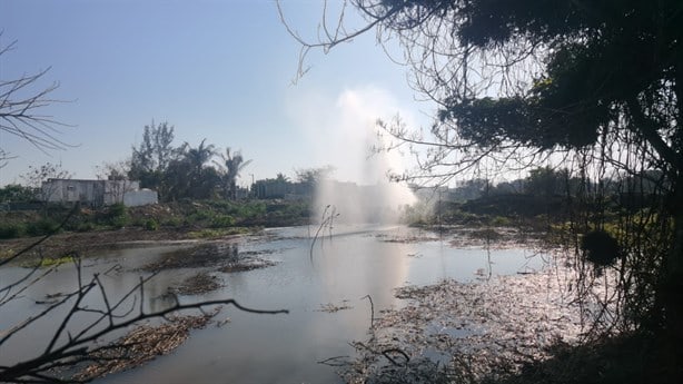 Alertan por enorme fuga de agua potable en Puente Moreno en plena sequía(+Video)