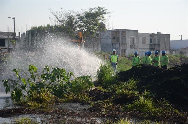 Alertan por enorme fuga de agua potable en Puente Moreno en plena sequía(+Video)