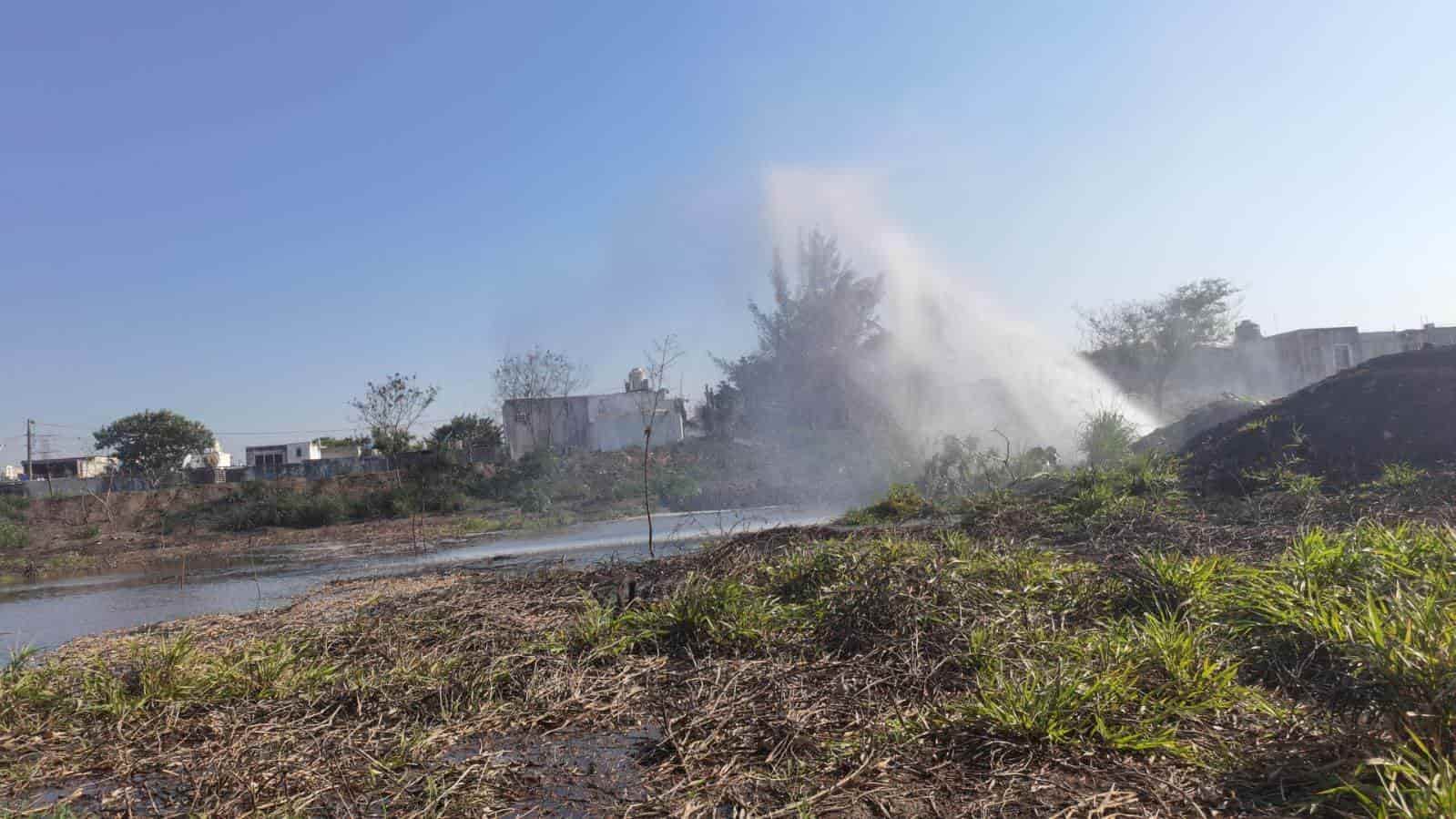 Alertan por enorme fuga de agua potable en Puente Moreno en plena sequía(+Video)