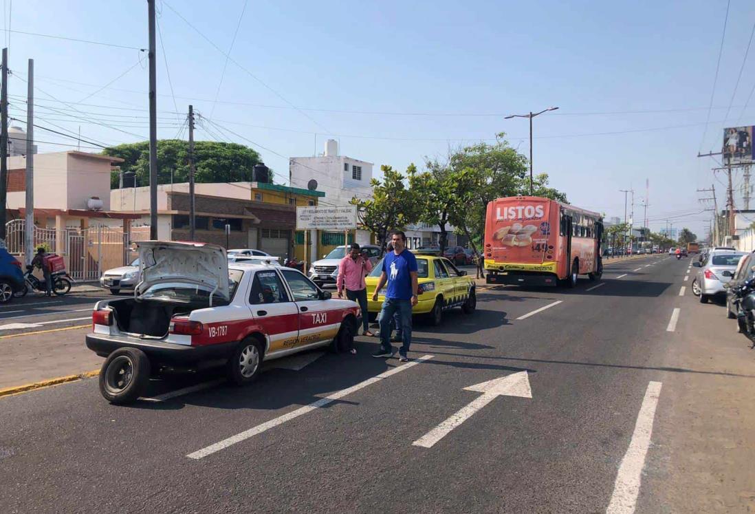 Chocan taxi y camión urbano en avenida Lafragua de Veracruz