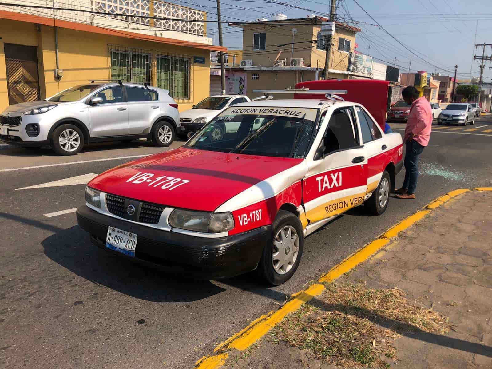 Chocan taxi y camión urbano en avenida Lafragua de Veracruz