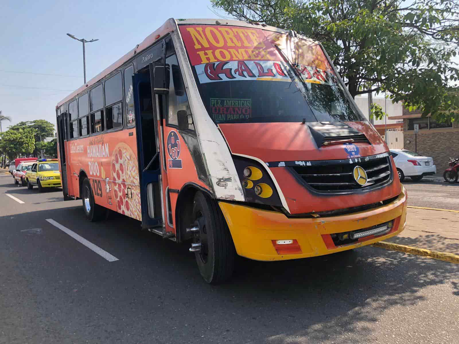 Chocan taxi y camión urbano en avenida Lafragua de Veracruz