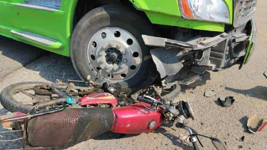 Tráiler atropella a motociclistas en carretera a Tres Valles