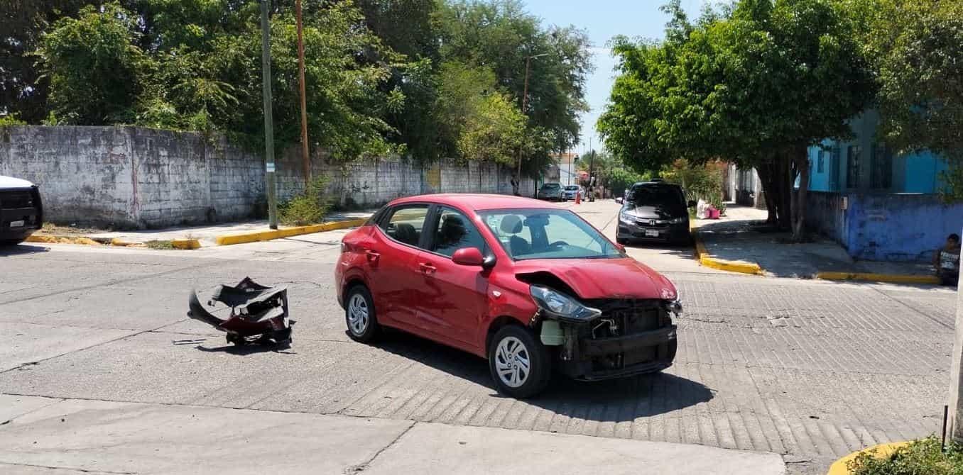 Patrulla de la Guardia Nacional impacta auto en Tierra Blanca