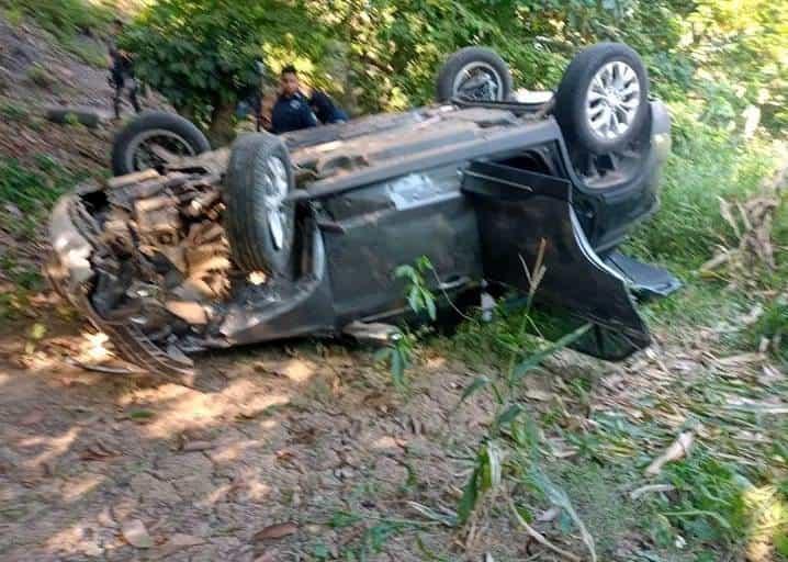 Volcadura dejó a tres personas lesionadas en la Mina-Cosolea a la altura de la parada Chicozapote