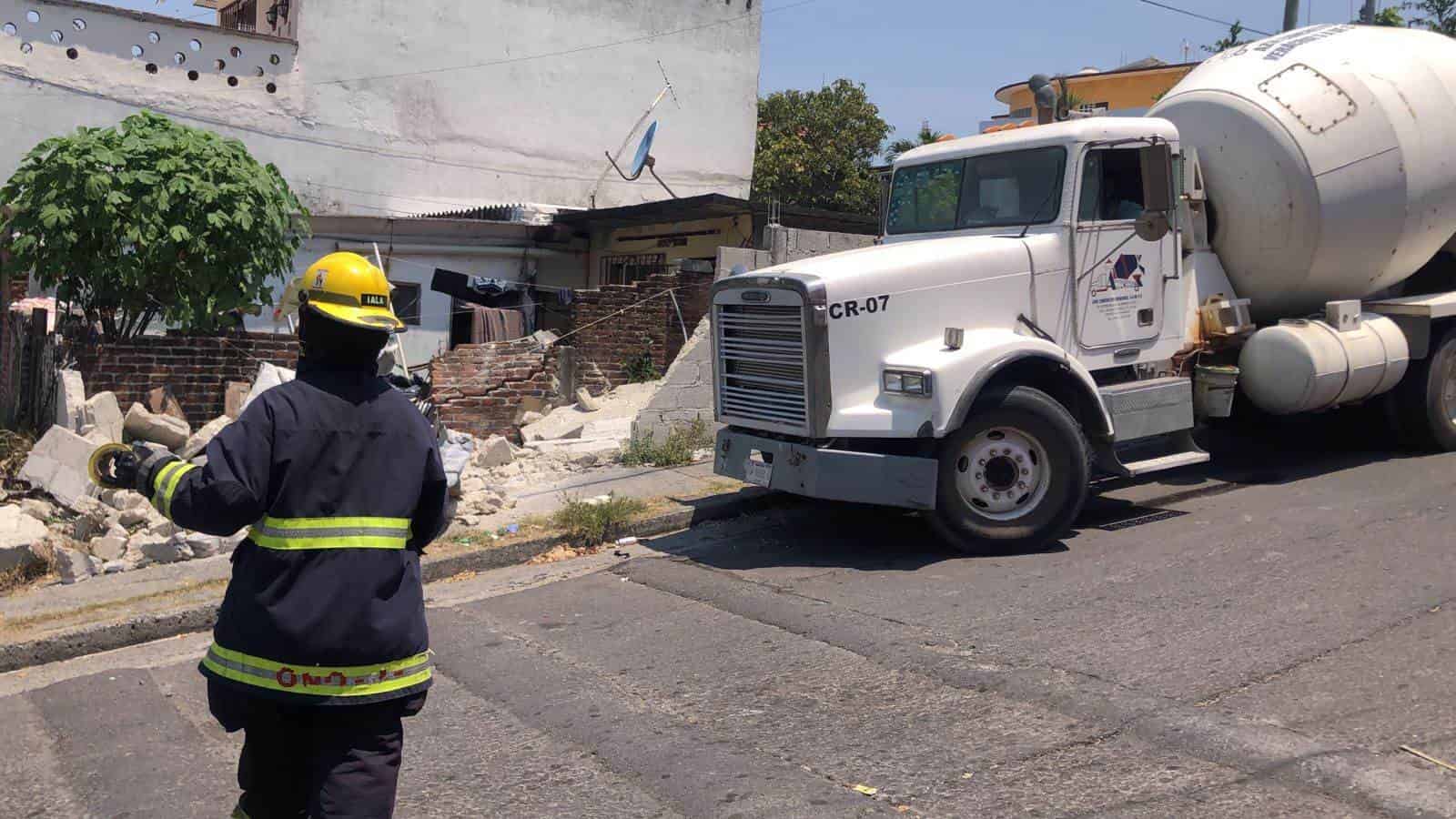 Choca camión cargado con cemento contra casa en la colonia 21 de Abril, en Veracruz (+Video)