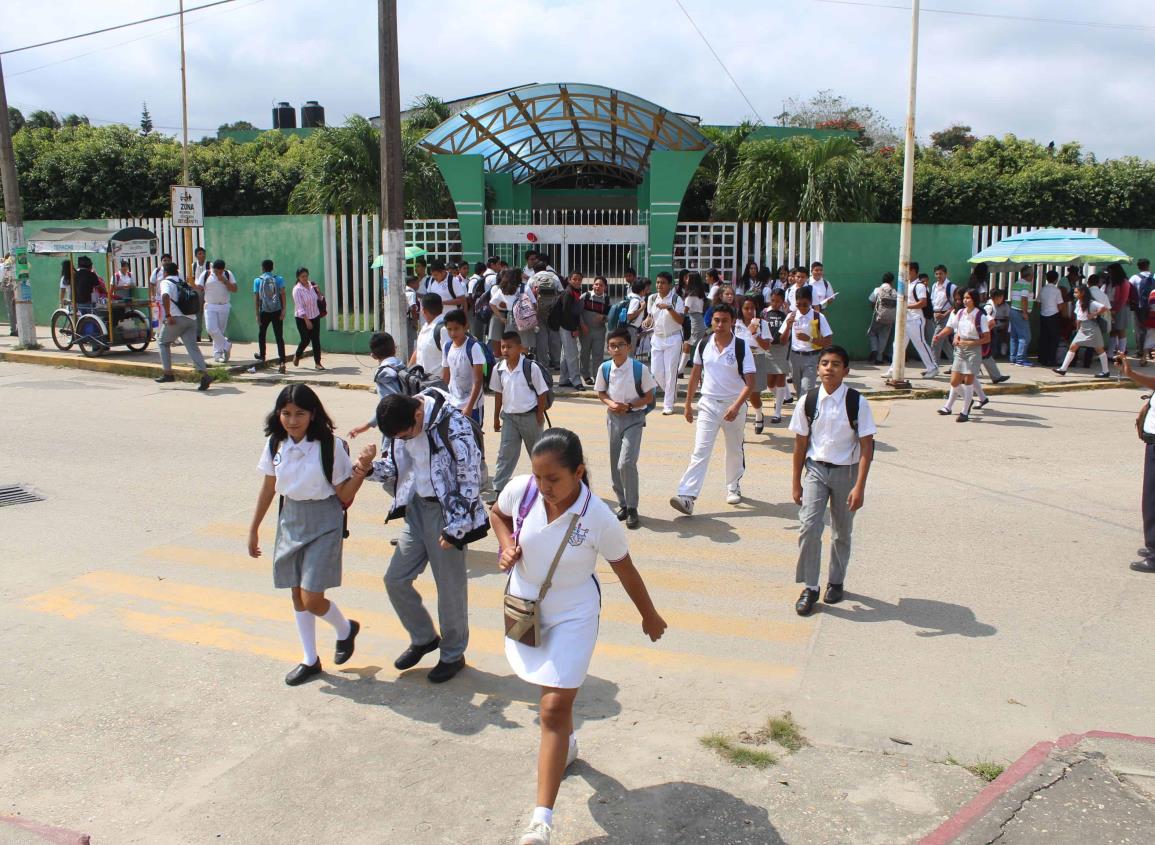 Sufren estudiantes de la Secundaria General Uno por intensos calores